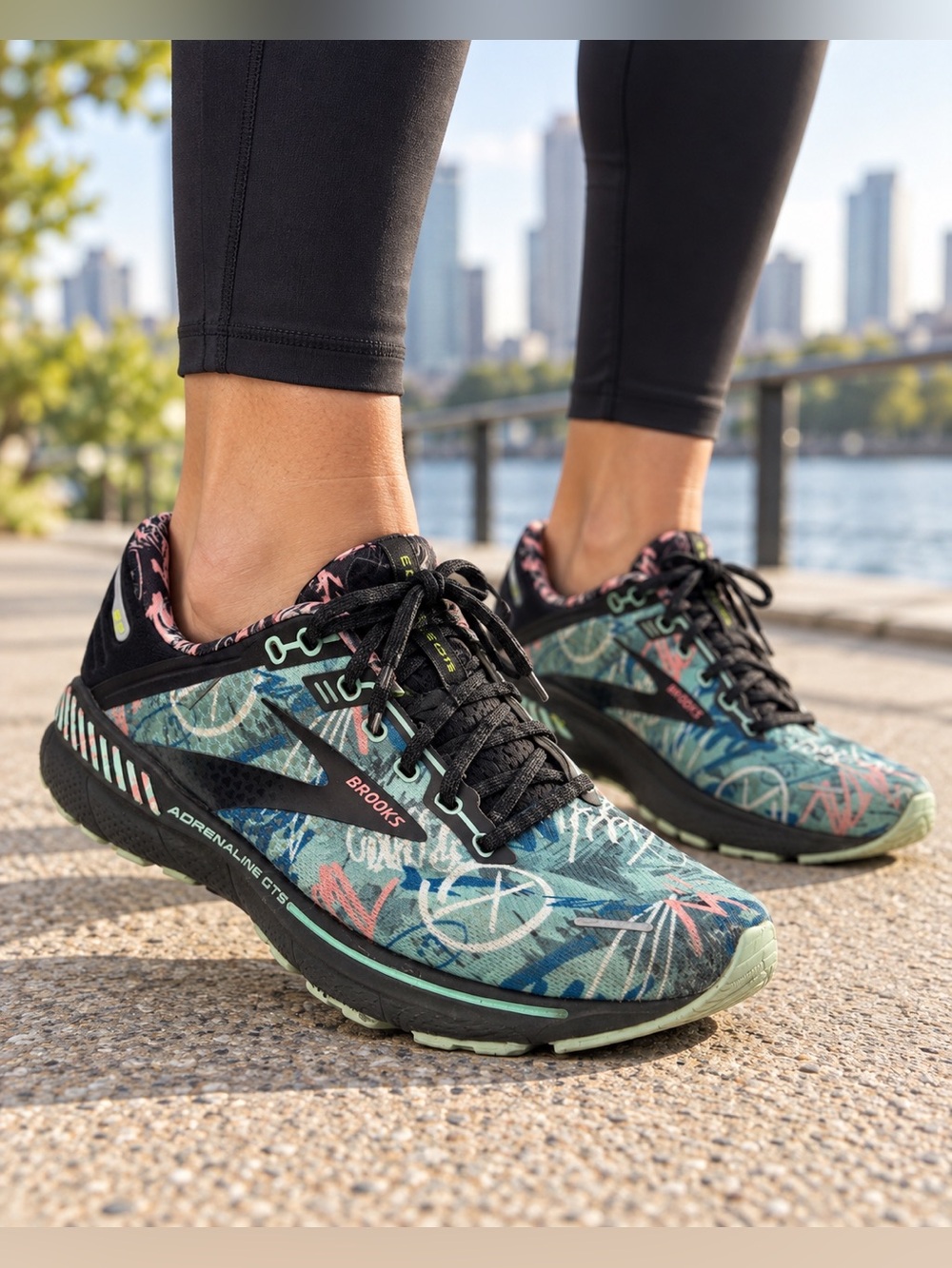 Brooks Adrenaline GTS 22 Women’s 9.5 B Running Shoes Graffiti Tropical Print